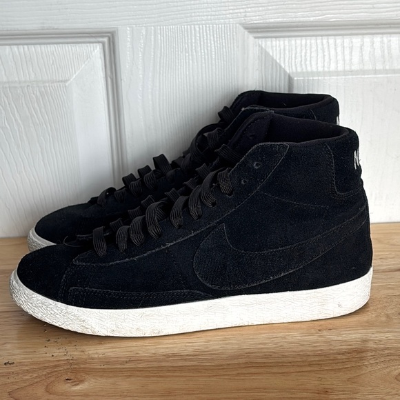 Nike Kids Black Suede High Tops. - Picture 4 of 9